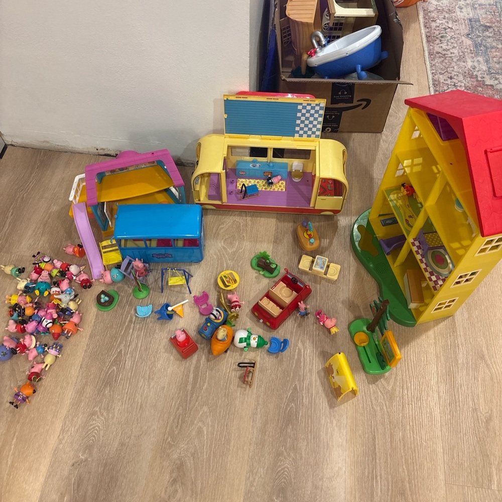 Peppa Pig Colorful Playhouse and Figures Set